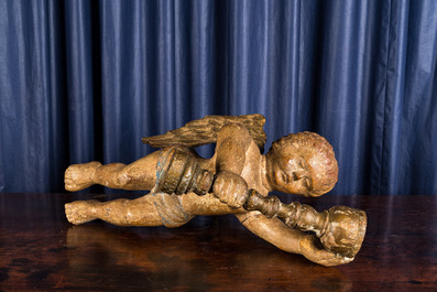 Une sculpture d'un putto tenant un calice en bois polychrome, 18&egrave;me