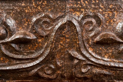 Une grande jardini&egrave;re en fonte sur quatre pieds en forme de lion, Chine, 19&egrave;me