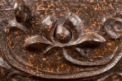 Une grande jardini&egrave;re en fonte sur quatre pieds en forme de lion, Chine, 19&egrave;me