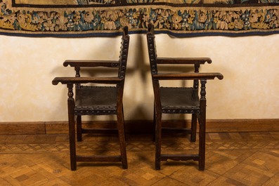 Een paar Spaanse notelaren stoelen met lederen bekleding, 17e eeuw