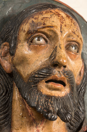 Un buste de Christ en agonie en 'cartapesta' ou papier-m&acirc;ch&eacute; polychrom&eacute; aux yeux en verre, Italie du sud, Lecce, 17&egrave;me