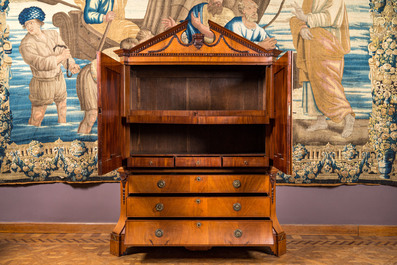 Een Nederlands Lodewijk XVI kabinet in eik met mahoniefineer, ca. 1770-1780