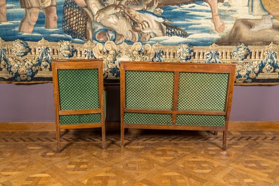 Salon compos&eacute; d'un fauteuil &agrave; deux, une berg&egrave;re et trois chaises en bois sculpt&eacute; tapiss&eacute; en vert, 19&egrave;me