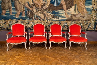 Quatre fauteuils et un canap&eacute; en bois partiellement dor&eacute; tapiss&eacute;s de velours rouge, 18/19&egrave;me