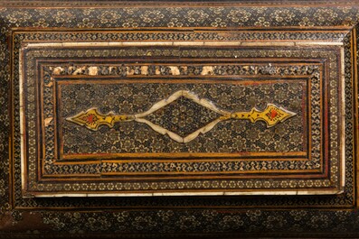Een met been ingelegd islamitisch houten kistje, Syri&euml; of Noord-Afrika, 19e eeuw