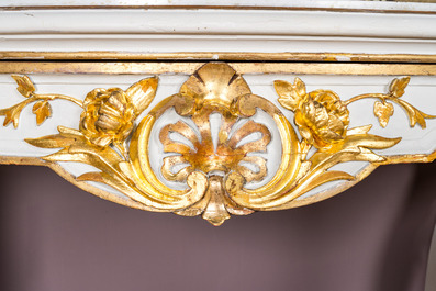 Paire de tables consoles en bois peint et dor&eacute; &agrave; d&eacute;cor de rocailles et une jardini&egrave;re, France, 19/20&egrave;me