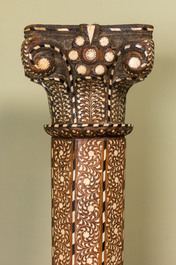 Een paar grote met been ingelegde islamitische houten zuilen, Syri&euml; of Noord-Afrika, 19e eeuw