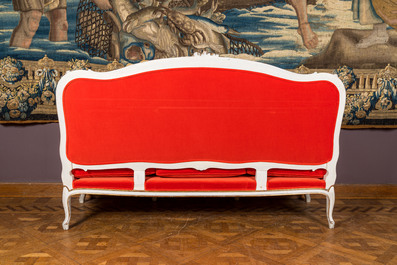 Quatre fauteuils et un canap&eacute; en bois partiellement dor&eacute; tapiss&eacute;s de velours rouge, 18/19&egrave;me