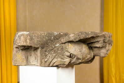 Een architecturaal stenen fragment met een gevleugelde engel, 14/15e eeuw