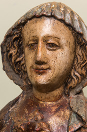 Een Duitse polychrome en vergulde notelaren sculptuur van een Madonna met Kind, Midden-Rijngebied, 2e helft 15e eeuw