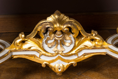 Tr&egrave;s belle table en bois partiellement dor&eacute; avec le dessus en marbre, Italie, 18/19&egrave;me