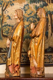 Twee grote Vlaamse polychrome en vergulde notelaren sculpturen van Maria Magdalena en Johannes de Doper, Brabant, eind 15e eeuw