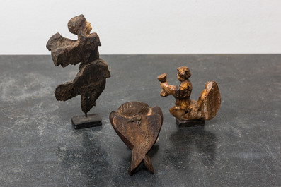 Drie kleine houten sculpturen van putti, 16/17e eeuw
