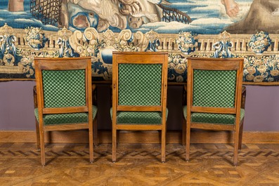 Salon compos&eacute; d'un fauteuil &agrave; deux, une berg&egrave;re et trois chaises en bois sculpt&eacute; tapiss&eacute; en vert, 19&egrave;me