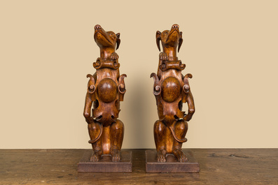 A pair of English wooden greyhounds with a shield, 19th C.