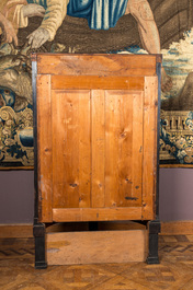 Een met verguld koper bezet gezwart houten demi-lune barmeubel met spiegelrug, 19e eeuw