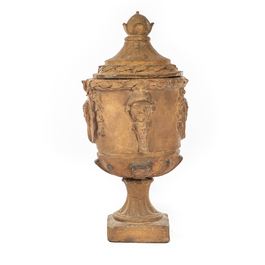 Een grote terracotta dekselvaas met Romeinse bustes en soldatenhoofden, Frankrijk of Itali&euml;, 18/19e eeuw