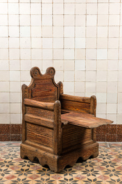 Chaise en bois sculpt&eacute; &agrave; compartiment int&eacute;rieur, 19&egrave;me