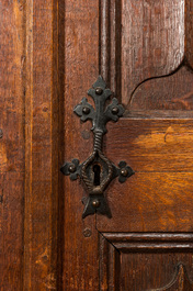 Armoire &agrave; deux portes en ch&ecirc;ne aux panneaux en plis de parchemin, Flandres, 19&egrave;me aux &eacute;l&eacute;ments plus anciens