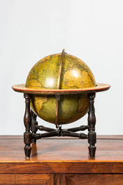 Globe terrestre anglais dans son support en bois sculpté, G.F. Cruchley,  Londres, 19ème - Coronari Auctions