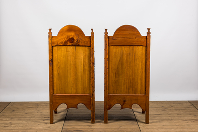 A pair of English carved wooden 'Arts and Crafts'-style chairs, 20th C.