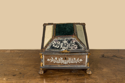Een Duits kistje in gegraveerd en ge&euml;mailleerd spiegelglas en deels verguld metaal, met opdracht en gedateerd 1749