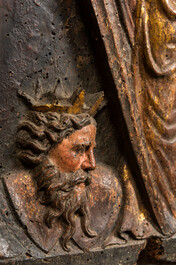 Panneau en ch&ecirc;ne sculpt&eacute; figurant Sainte Cath&eacute;rine d'Alexandrie et l'emp&eacute;reur Maxence, Espagne, 17&egrave;me