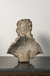 Een met bladzilver belegde buste van een edelman, 19/20e eeuw