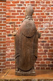 Een polychrome houten bisschop met staf, 17/18e eeuw