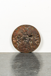 Plaque ronde en bronze patin&eacute; &agrave; d&eacute;cor de bacchanales, 19&egrave;me