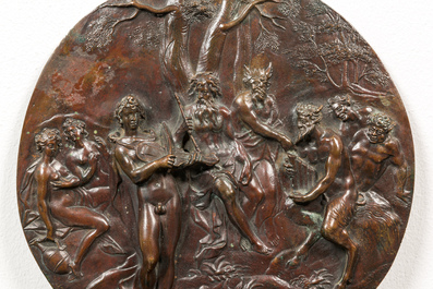 Een gepatineerd bronzen ronde plaquette met bacchanalia, 19e eeuw