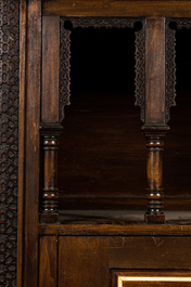 Een houten &eacute;&eacute;ndeurskast met geometrisch inlegwerk van been in islamitische stijl, Noord-Afrika, 19/20e eeuw