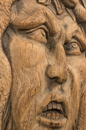 Een groot ovaal houten 'Medusa' reli&euml;f, 19e eeuw