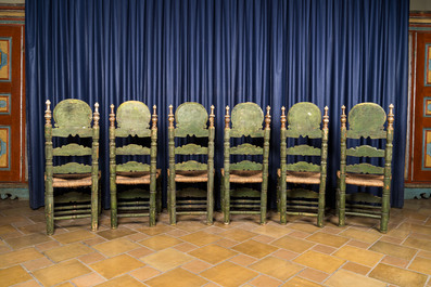Zes Spaanse polychrome en vergulde houten stoelen met gevlochten rieten bekleding, 19e eeuw
