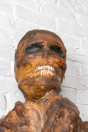 Een grote polychrome plaasteren sculptuur van een mummie, 1e helft 20e eeuw
