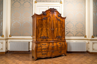 Een mahoniegefineerd kabinet met twee deuren en drie lades, Nederland, 18e eeuw