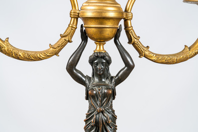 Een Franse vergulde en gepatineerde bronzen kandelaar met drie lichtpunten, 19e eeuw
