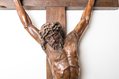Crucifix avec grand Christ en noyer sculpt&eacute;, 17&egrave;me