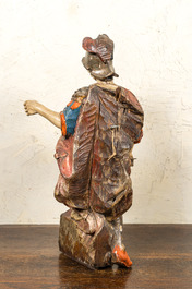 Een polychrome en vergulde houten figuur van een Romeinse soldaat, 18e eeuw