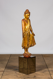 Een grote ingelegd verguld houten figuur van een staande Boeddha, Thailand, 20e eeuw