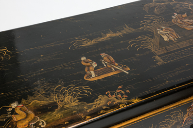 An English lacquered and gilt wooden chinoiserie desk, 19/20th C.