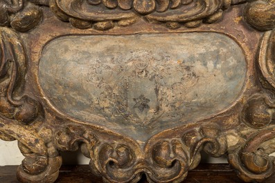 Een polychrome houten cartouche met een engelenhoofd en een blazoen, 17e eeuw