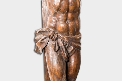 Crucifix avec grand Christ en noyer sculpt&eacute;, 17&egrave;me
