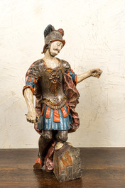 Een polychrome en vergulde houten figuur van een Romeinse soldaat, 18e eeuw