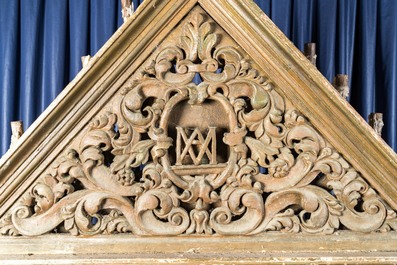 Important bougeoir d'&eacute;glise de type 'tenebrae' en bois patin&eacute;, 18&egrave;me