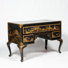 Bureau &agrave; d&eacute;cor chinois en bois lacqu&eacute; et dor&eacute;, Angleterre, 19/20&egrave;me