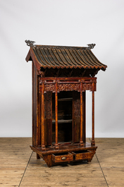 Een Chinees houten huisaltaar, 19e eeuw