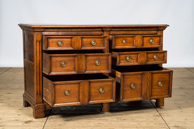 An oak wooden chest of drawers, 19th C.