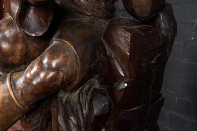 Een grote notenhouten sculptuur van een rustende man, 18/19e eeuw