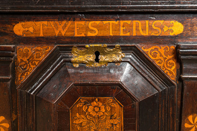 Imposant coffre &agrave; linge en bois de ch&ecirc;ne et marqueterie et avec inscription personnalis&eacute;e et date 1778, 18&egrave;me